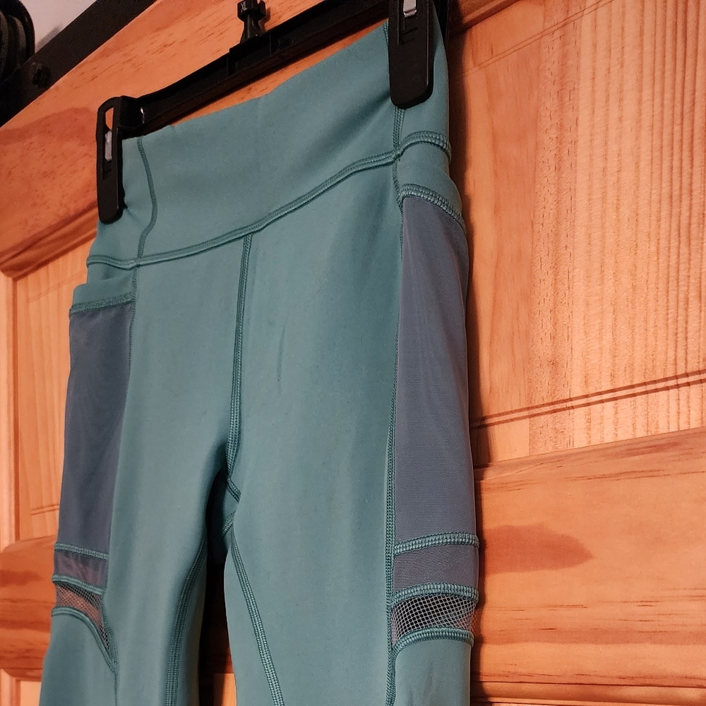 Lululemon Capri Workout Leggings  - Size 6